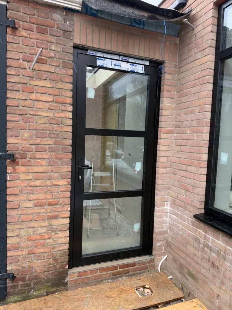 Eerder uitgevoerd GDL-project met donkere glazen achterdeur of tuindeur