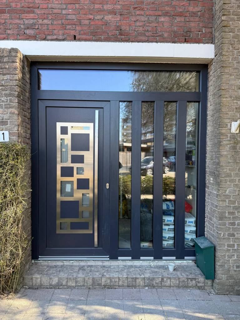 Eerder uitgevoerde voordeur met zijlichten