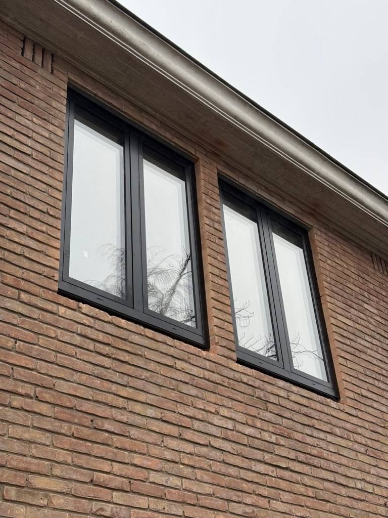 Eerder uitgevoerd GDL-project met donkere ramen op een bovenverdieping