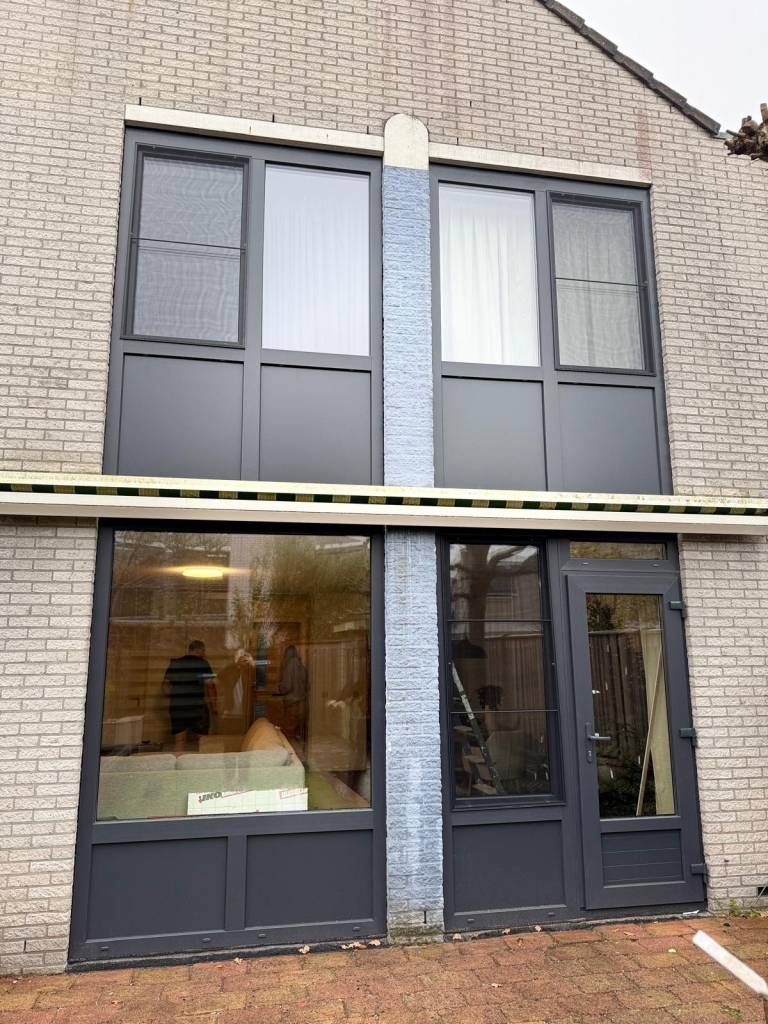 Eerder uitgevoerd GDL-project met donkere kozijnen, glas en deur