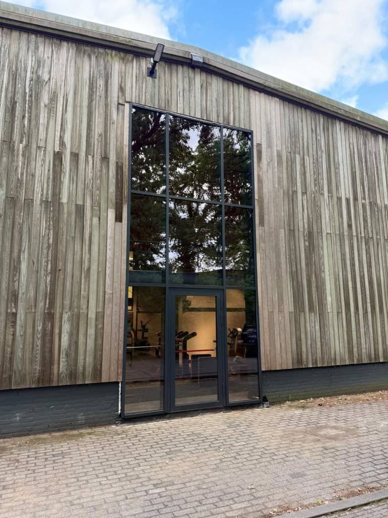 Eerder uitgevoerd GDL-gevelproject met hoge glaspartijen